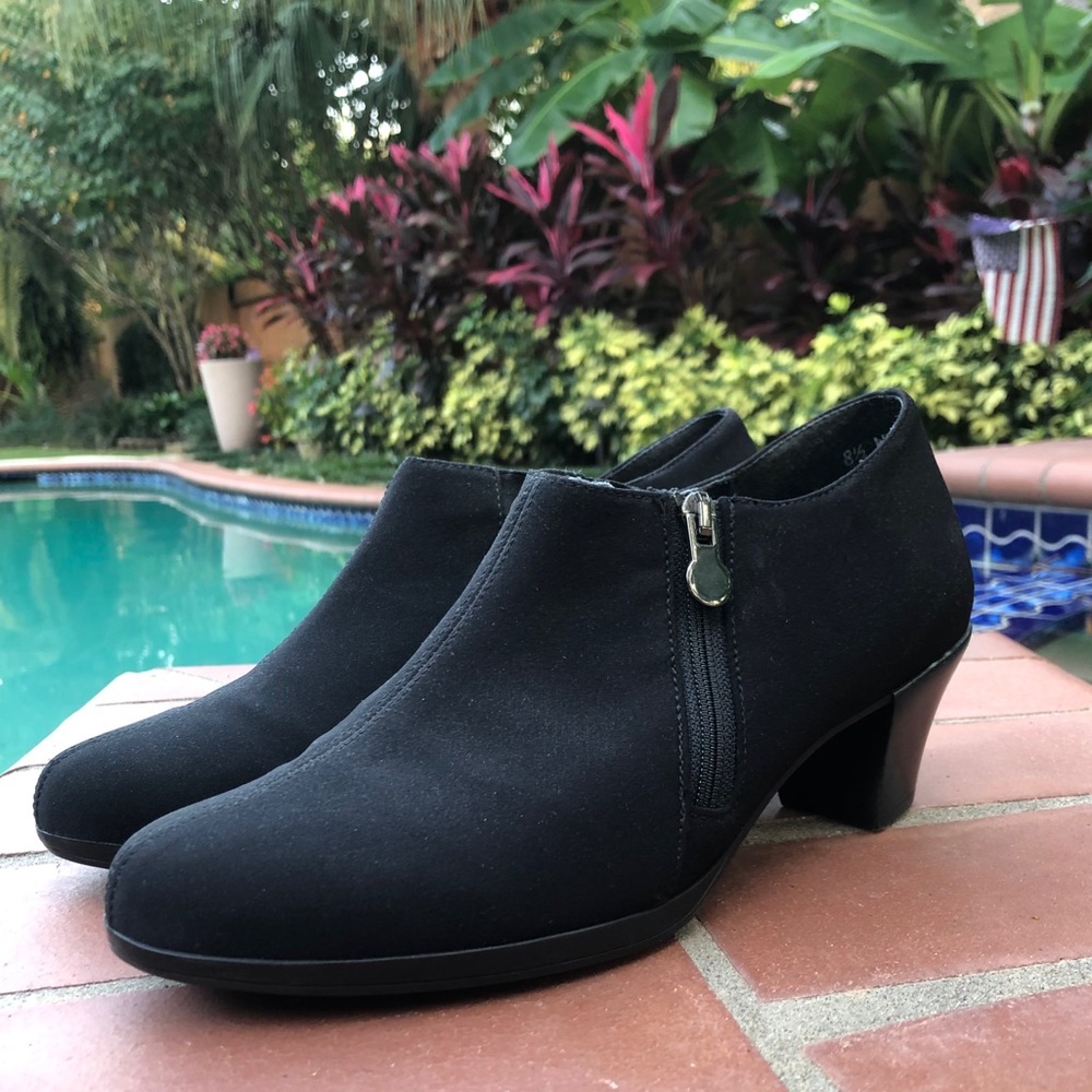 Munro Black Zipper Booties 8.5WW